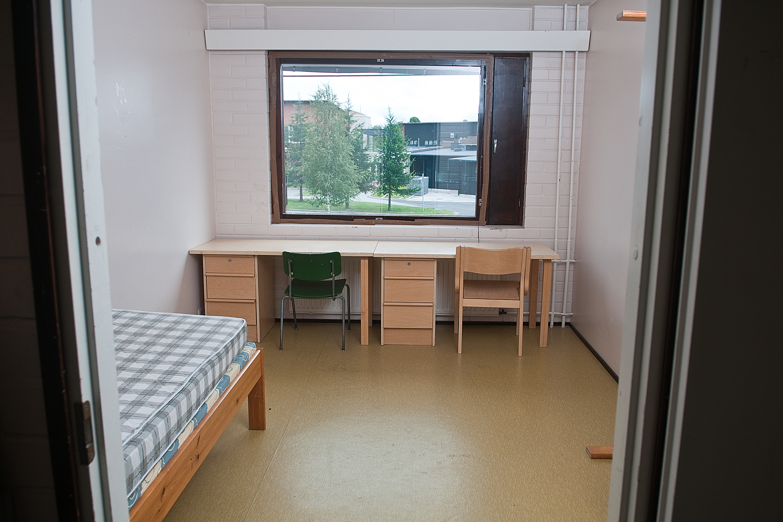 Asuntolan soluhuoneistot koostuvat neljästä huoneesta, joihin kuhunkin mahtuu kaksi opiskelijaa.