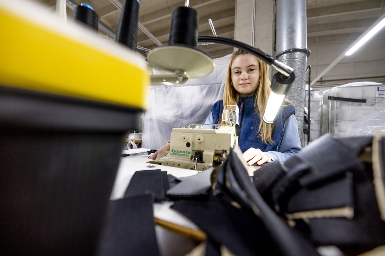Harkovasta toukokuussa Suomeen tullut Oksana Kutsenko työskentelee ompelijana Lennolilla Jalasjärvellä.