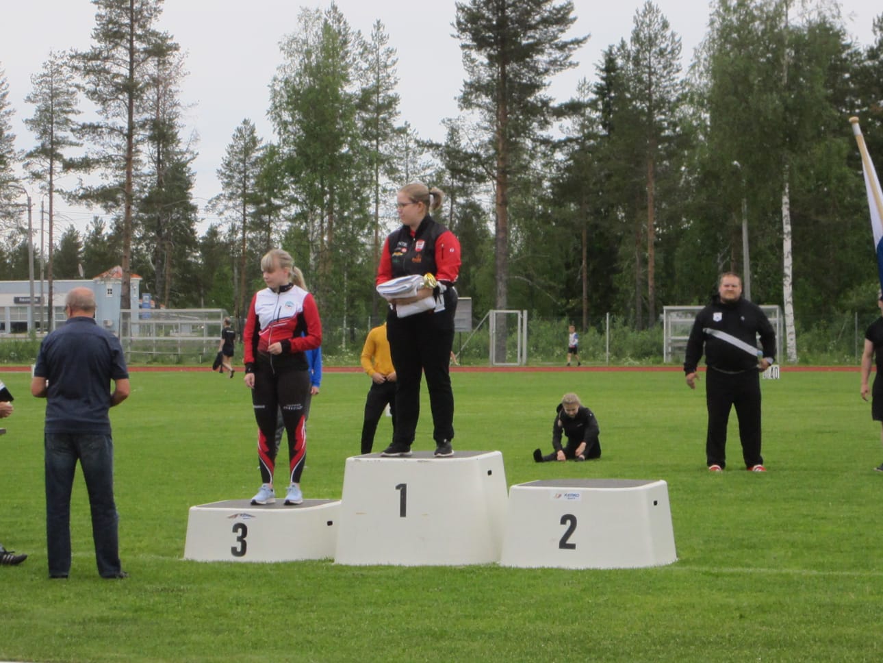 Kuusamon Erä-Veikkojen Anni Liikanen ja Posion Pyrinnön Tytti Oikarainen menestyivät piirinmestaruuskisoissa Oulussa.