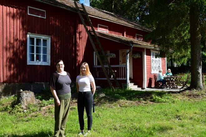 Kristel Jäntti ja Mirva Oravasaari toivottavat kävijät kesäkahveille Cafe Kanttorilaan. Kuvat: Raija Koivisto
