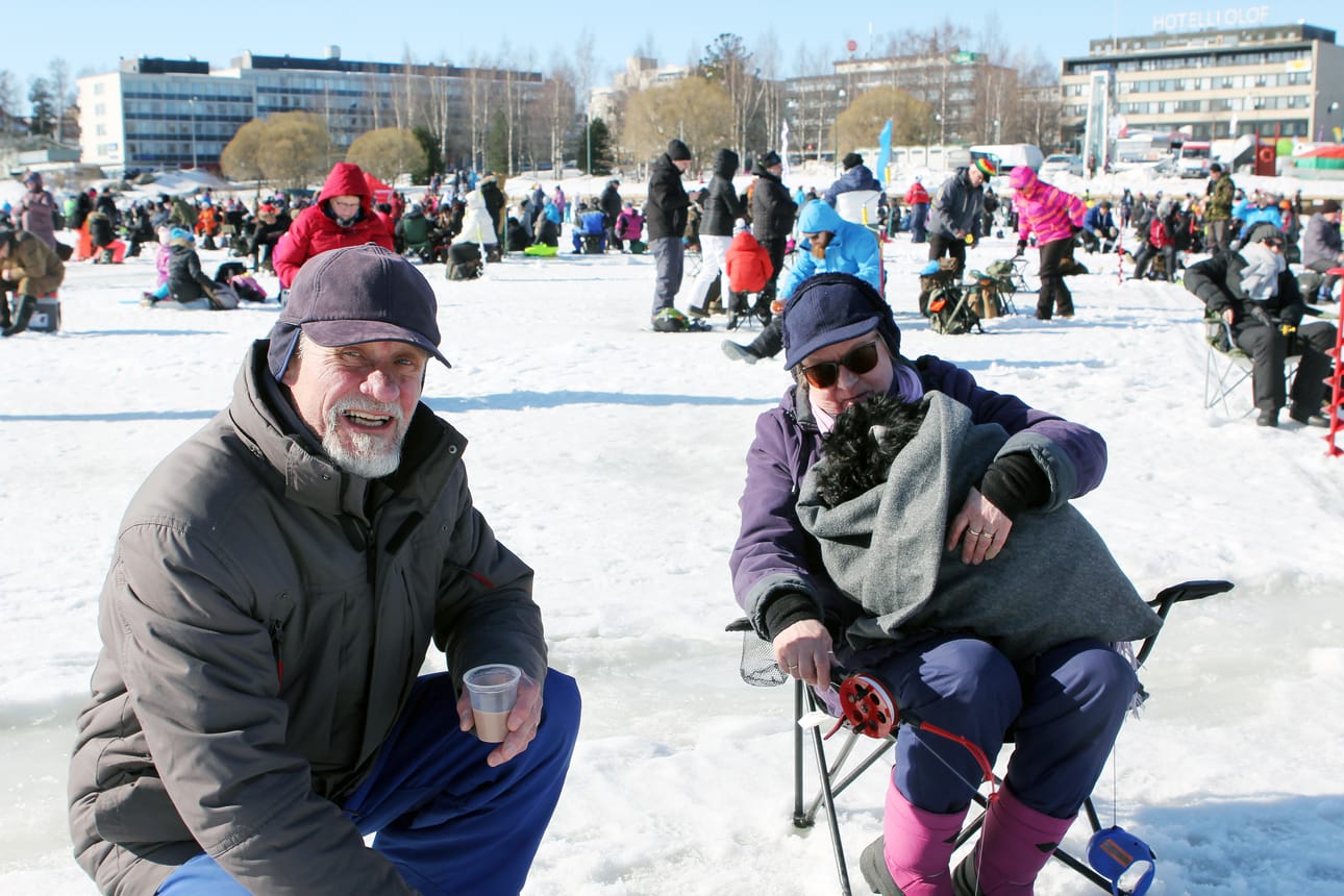 Tornion Suurpilkeissä matikkakoirasukua oleva Jäpä istui tiukasti emäntänsä Maija Iso-Kamulan sylissä. Sauli Iso-Kamula epäili koiran kalataitoja.