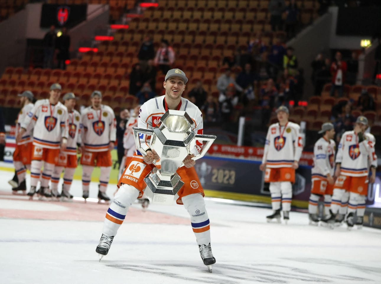 Tappara on CHL-historian toinen suomalaismestari. Hyökkääjä Anton Levtchi ja joukkueen muut pelaajat pääsivät juhlimaan Luulajassa. LEHTIKUVA / AFP