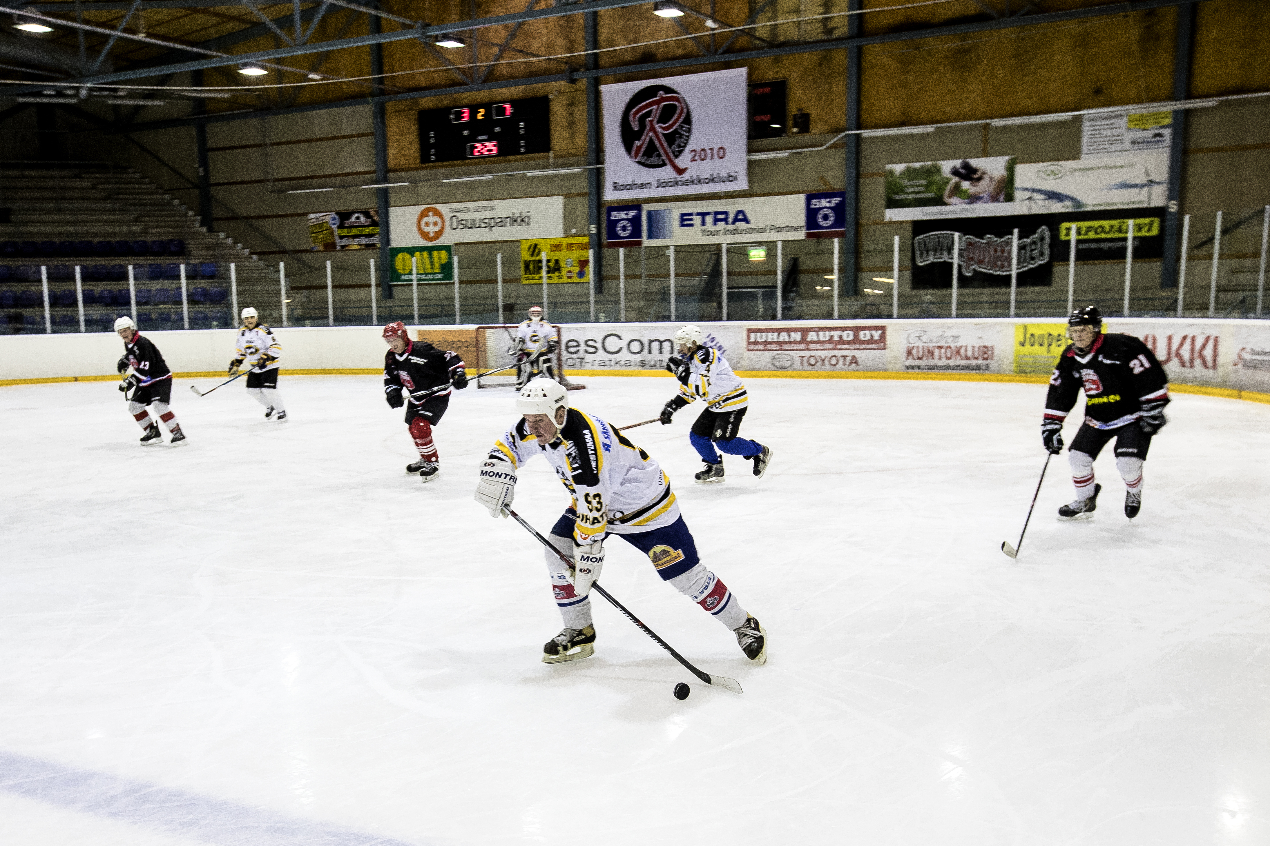 Raahen Kanuunat kohtasi Oulun Nitro-Kärpät ikämiesten jääkiekko-ottelussa.