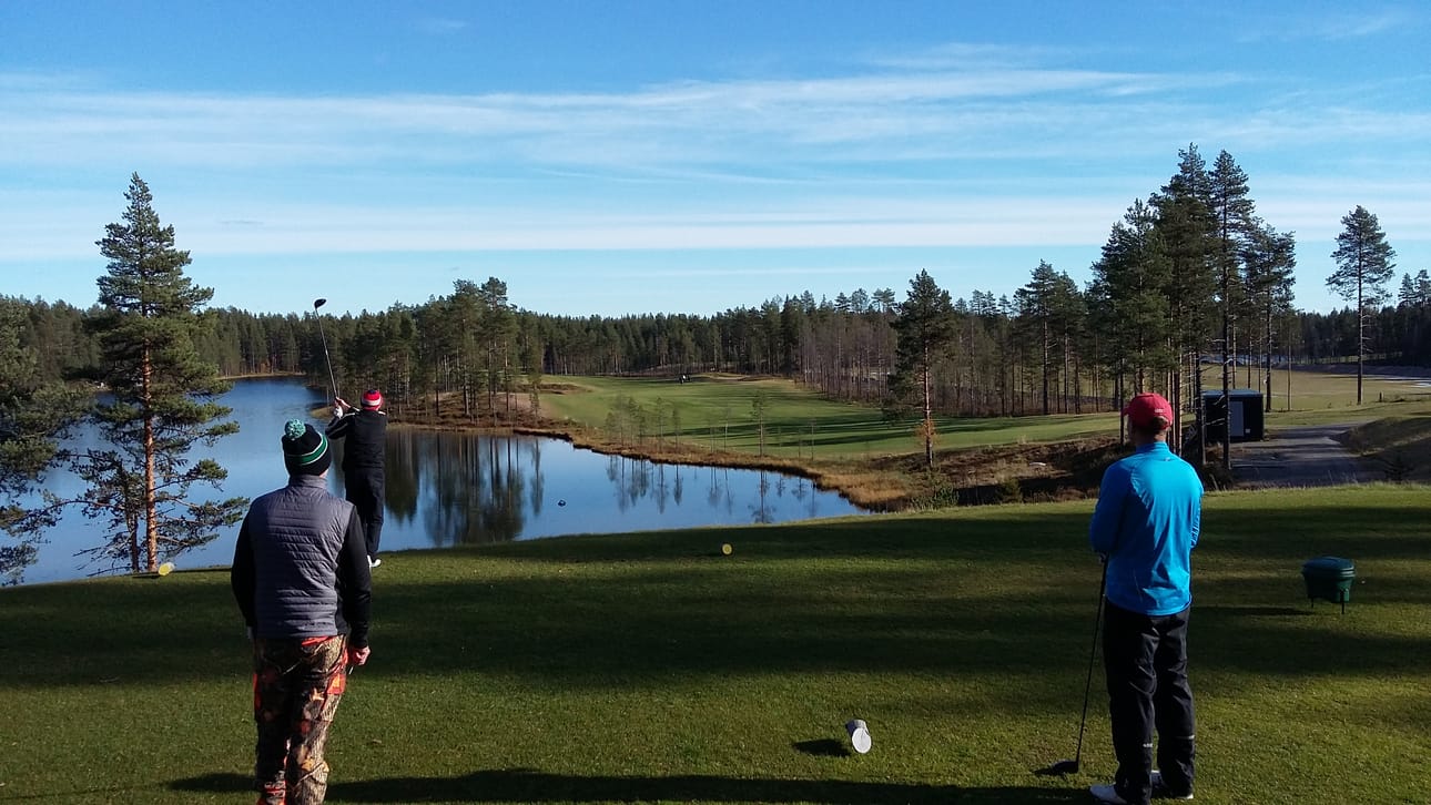 Näkymä kentän avaavalta ykkösväylältä. Kilpailun voittaja Jyrki Oikarinen kuvassa oikealla.