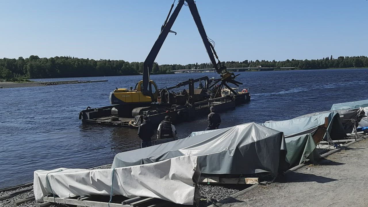 Uppotukkien nostoa Merikoskesta