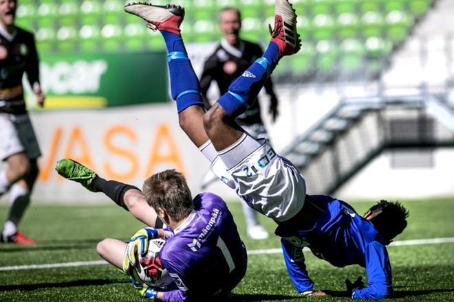 VIFK:n Merhawi Birhane hätyytteli JBK:n maalia, mutta kompastui joukkuetovereidensa tavoin JBK:n maalivahti Jonas Edströmiin. KUVA: OUTI NEUVONEN