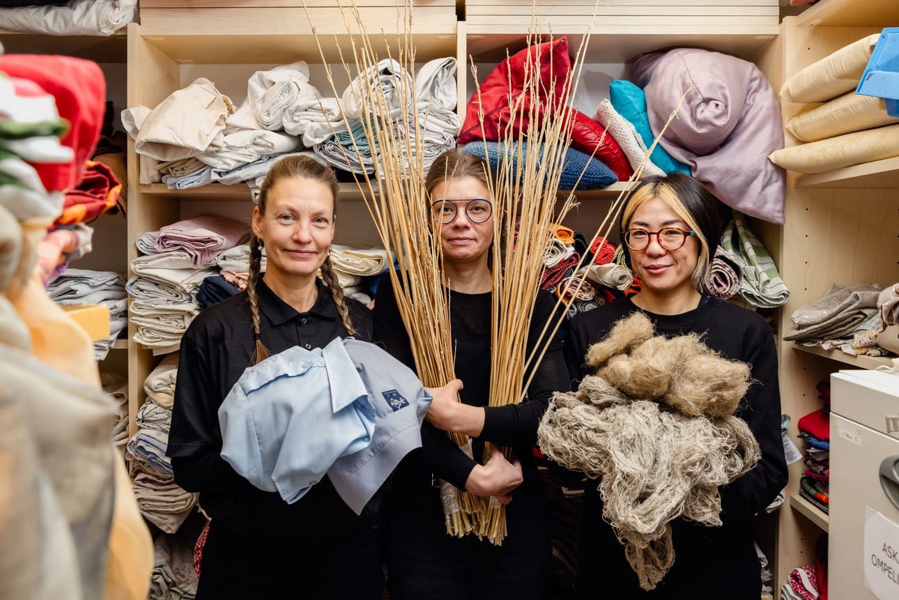 Taiteilijat Heidi Kilpeläinen, Riikka Keränen ja Mayumi Niiranen-Hisatomi käyttävät kuituja monipuolisella tavalla.