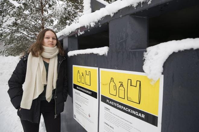 Keräysastioihin lajiteltu muovi viedään Fortumin jalostamoon Riihimäelle. Anna Koskela on tyytyväinen kansalaisaloitteen nostattamaan keskusteluun, vaikka eduskuntaan aloite ei välttämättä pääsekään. KUVA: JARNO PELLINEN