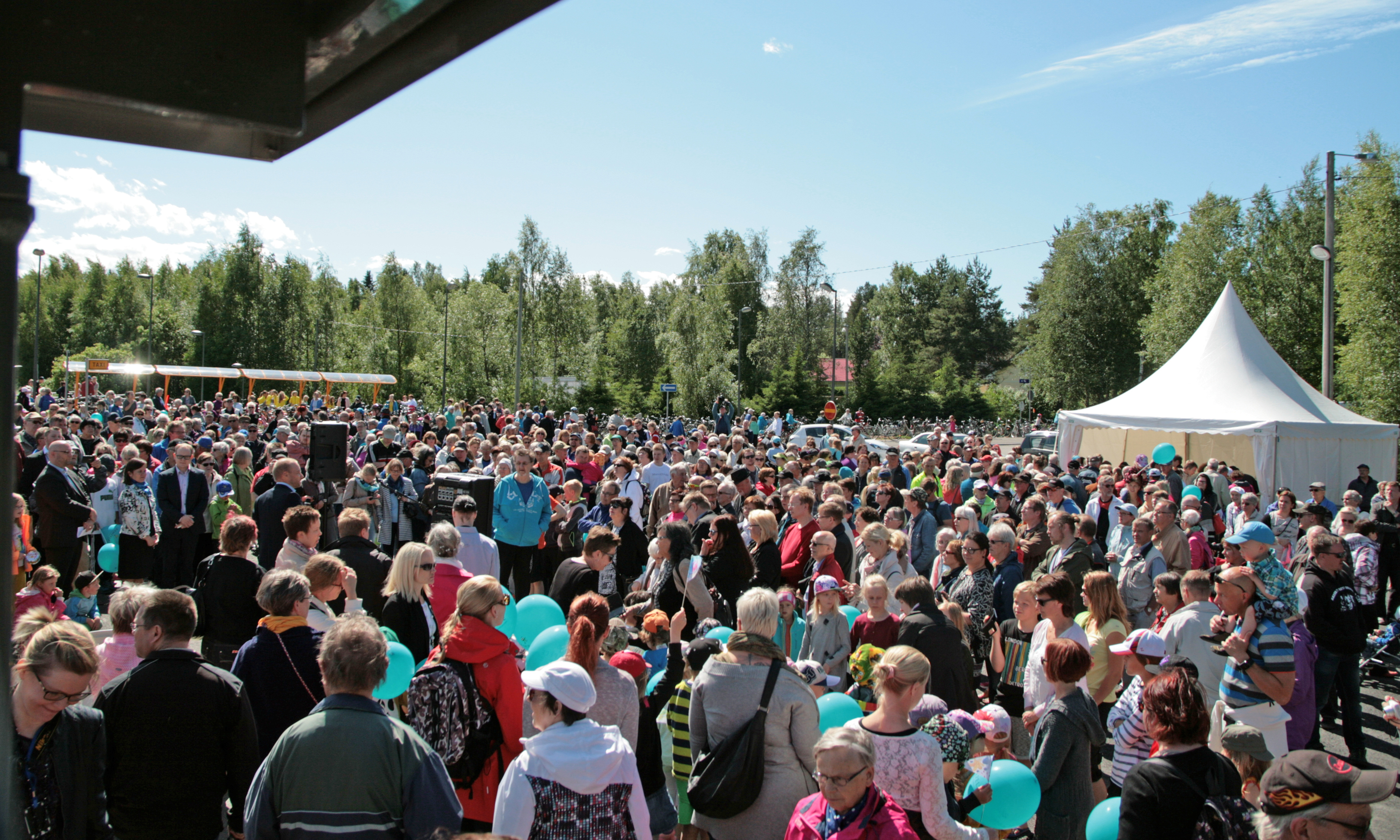 Juna-aseman juhlissa oli satapäin yleisöä.