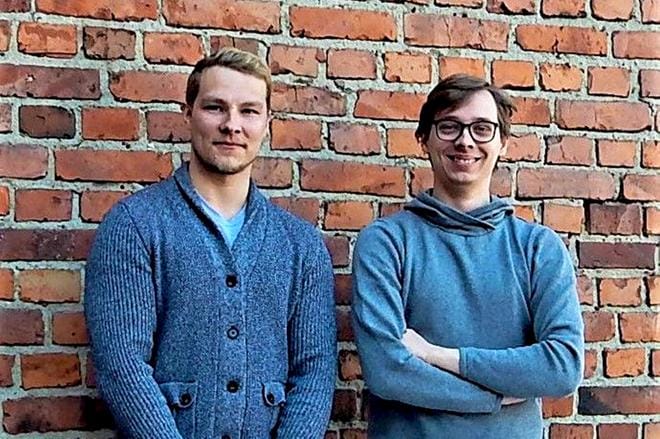Oiva Nuojua ohjaa Pyry Ketoa löytämään sisäisen Eemelinsä Vaasan ylioppilasteatteri Rampin kesäteatterissa. Kuva: Sara Isosomppi