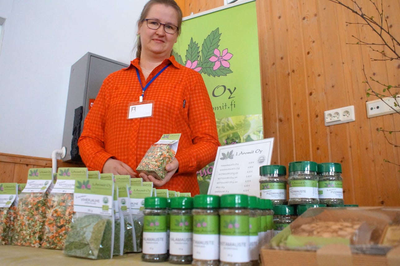 LAromit on luonnontuotteisiin keskittyvä yritys, joka jalostaa luomuvihanneksia ja -mausteyrttejä elintarvikkeiksi. Anni-Inkeri Törmänen esitteli tuotteita viime viikonloppuna Sarakylässä.