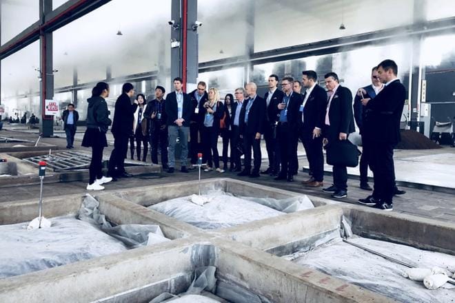 Vierailu Chonqing Jiangjin Distilleryssä, joka valmistaa baijiua, Kiinan kansallisalkoholijuomaa. Sen raaka-aineena käytetään durraa, josta valmistettu käymispanos on tekeytymässä etualan altaissa.KUVA: INTO SEINÄJOKI