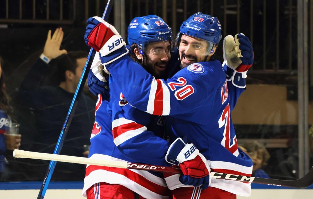 New York Rangersin Mika Zibanejad (vas.) sai rikki 500 NHL-pisteen rajan. Kuvassa myös Chris Kreider. LEHTIKUVA / AFP