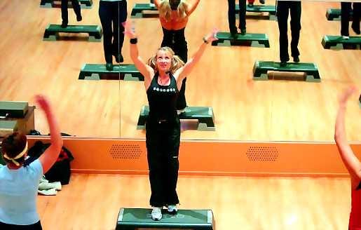 Syke ylös. Päivi Pakkala-Piuhola ohjaa bodystep-tuntia Liikuntakeskus Hukassa.
