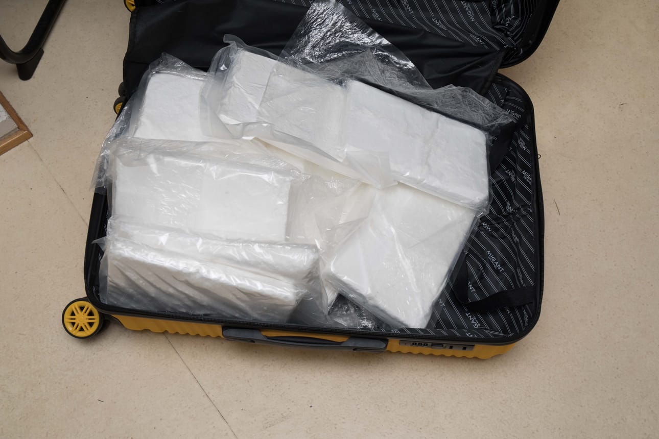 Poliisi epäilee huumausaineista aiheutuneen velan johtaneen kostotoimenpiteenä toteutettuun tuhopolttoon ja murhan yritykseen.