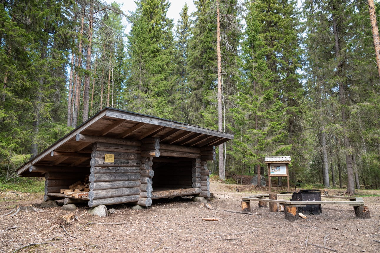 Retkeilyrakenteiden omistajuus säilyy Metsähallituksella. Kuvassa Liimanninkosken laavu ja tulipaikka.