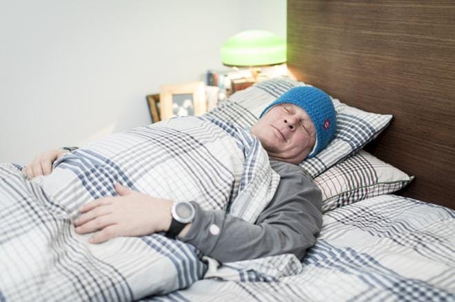 Mika Partanen saa makeat unet, kun makuuhuone on tarpeeksi viileä ja ikkuna mieluiten auki. Peitteen on kuitenkin oltava tarpeeksi paksu, sillä yöllä ei ole tarkoitus palella. KUVAT: Pekka Rautiainen