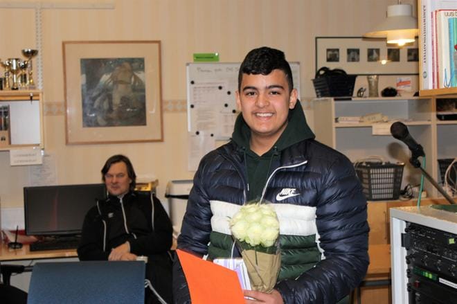 Ahmed Al-Ghannam haluttiin huomioida koulussa, sillä hän toimi esimerkillisesti ryhtyessään elvyttämään vanhusta. Taustalla istuu liikuntaa opettava Jukka Koskiaho Myrkystä. KUVA: MINNA ZILLIACUS
