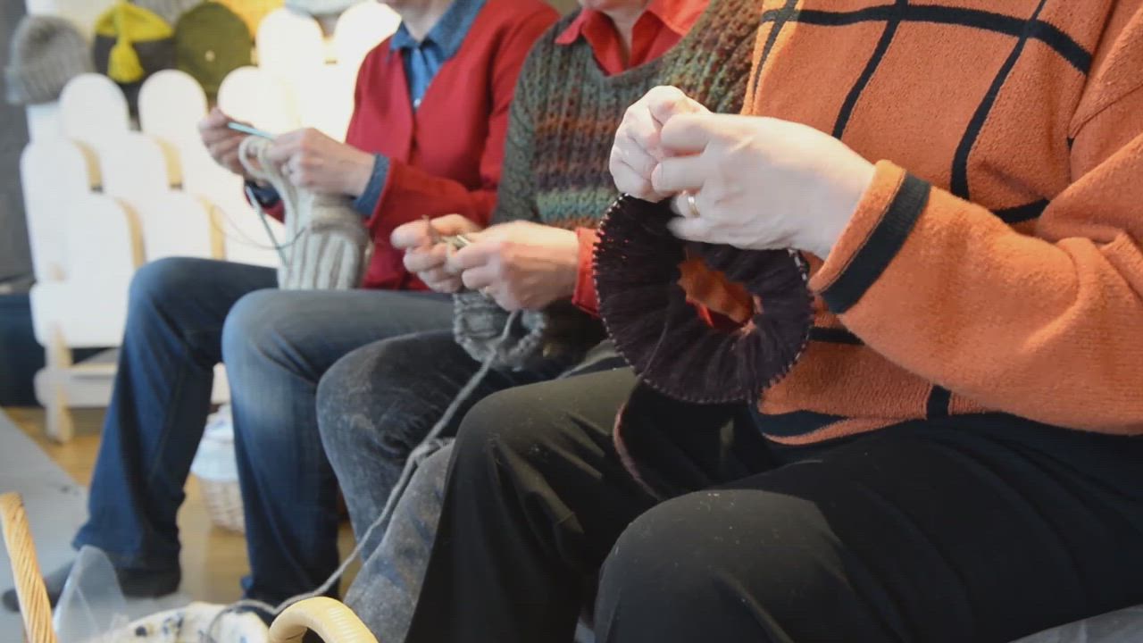 Mummot kokoontuvat neuvomaan pipoja pöytyäläisellä Myssyfarmilla