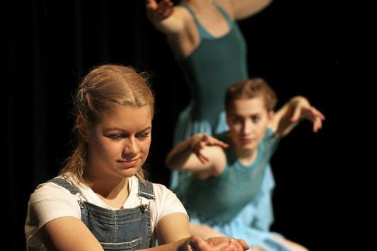 Jenna Varismäki esittää Ainon roolin Kalevalaan pohjautuvassa nuortendraamassa Ainoa. Taustalla tanssivat vellamot (Angelika Köykkäri ja Sanni Toropainen). KUVAT: HANNA AHONPÄÄ