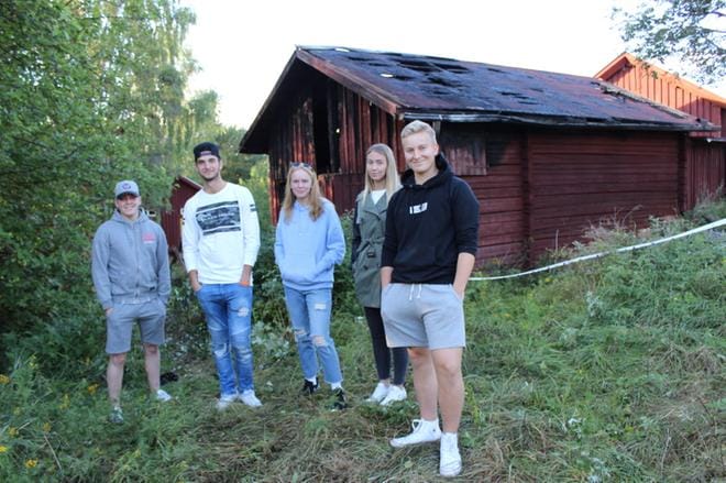Joonas Kuja-Halkola, Adam Ziazikov, Alina Hurttasalo, Pinja Huhtamäki ja Erkka Ylikoski huomasivat epäillyn tuhopolttajan viimeisimmän tuhotyön sunnuntaiaamuna. KUVA: MINNA ZILLIACUS