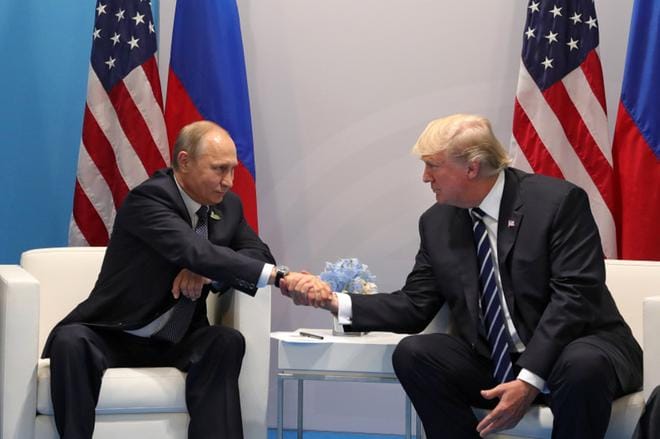 Venäjän presidentin Vladimir Putinin ja Yhdysvaltain presidentin Donald Trumpin kättelyä tullaan seuraamaan Helsingissä tarkasti. Kaksikko tapasi toisensa muun muassa vuosi sitten Hampurissa. KUVA: MICHAEL KLIMENTYEV / SPUTNIK / EPA arkisto