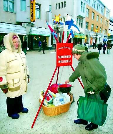 Varattomien jouluiloksi. Rauni Paakkari on Pelastusarmeijan joulupatakeräyksessä patavahtina jo kahdeksatta joulua. Maanantaina hän oli tyytyväinen, että pakkasta ei ollut enempää kuin pari astetta.