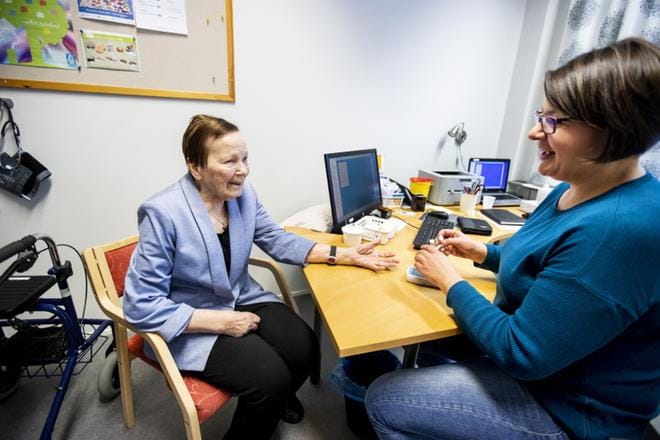 Nauru on herkässä, kun Ikäpisteen hoitaja Suvi Mäki-Äijälä (oik.) huolehtii Helvi Huhtamäen lääkitystä kuntoon Ilmajoen Kotorannassa. KUVA: KRISTA LUOMA