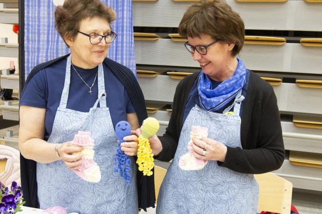 Ritva Penttilä ja Marja Yli-Lahti kuuluvat kahdeksan vuotta sitten perustettuihin Ilmajoen Marttoihin. Penttilä on ”kässä-Martta”, Yli-Lahti viihtyy paremmin keittiö-Marttana. KUVA: MARJA TYYNISMAA