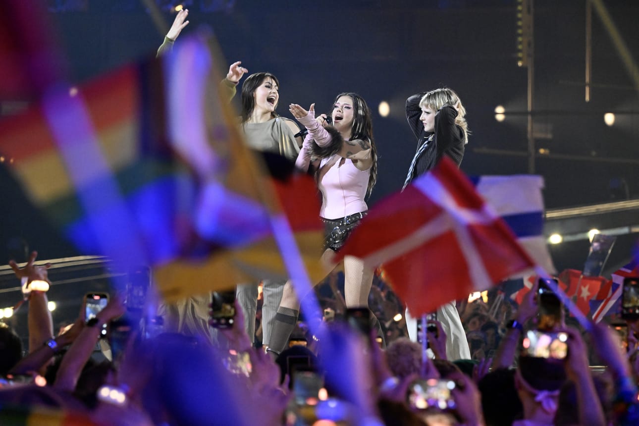 Euroviisujen yllätysvoittoon noussut Dara esiintyi voiton jälkeen finaalitapahtumassa.
