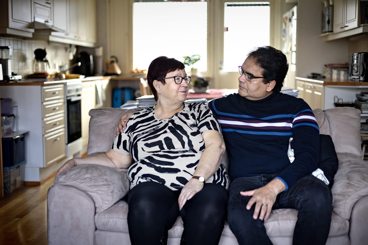 Outi Pajula ja Ashif Nadeem haluaisivat elää rauhassa yhdessä tavallista arkea. Heidän elämäänsä kuitenkin varjostaa vuosia jatkunut taistelu Nadeemin oleskeluluvasta.