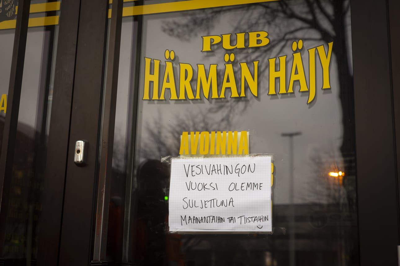 Pubin ovessa sulkemisen syynä kerrotaan olevan vesivahingon.