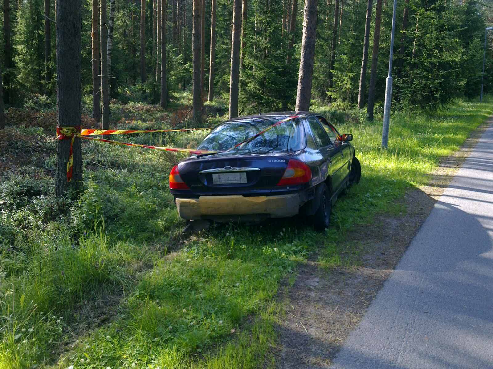 Syynimaalla kortiton mies ajoi pensasaidan läpi poliisia pakoon ja kevyen liikenteen väylällä suistui tieltä osuen puuhun.