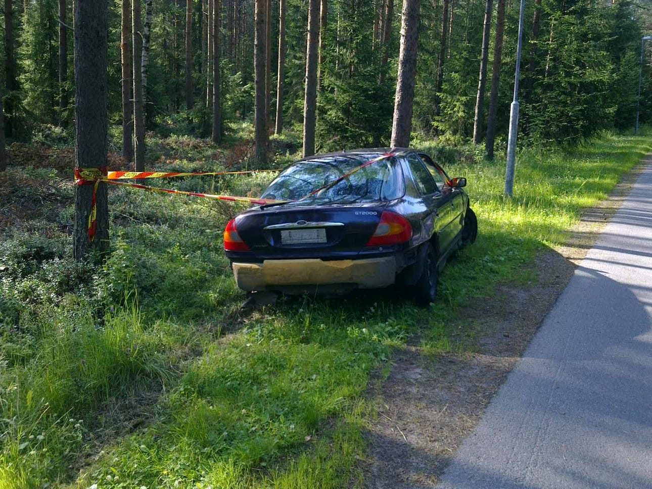 Syynimaalla kortiton mies ajoi pensasaidan läpi poliisia pakoon ja kevyen liikenteen väylällä suistui tieltä osuen puuhun.