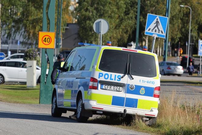 Ruotsin poliisi ei katso kirveen kantamista kadulla läpi sormien. Kuva: Sari Pelttari-Heikka / arkisto