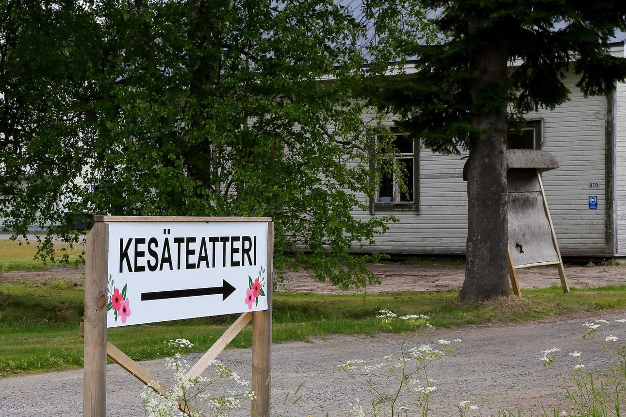 Tuomiojan kesäteatteri toimii entisessä Lapin koulussa. Nuorisoseuralla ei enää voi sisäilmaongelmien takia esiintyä.