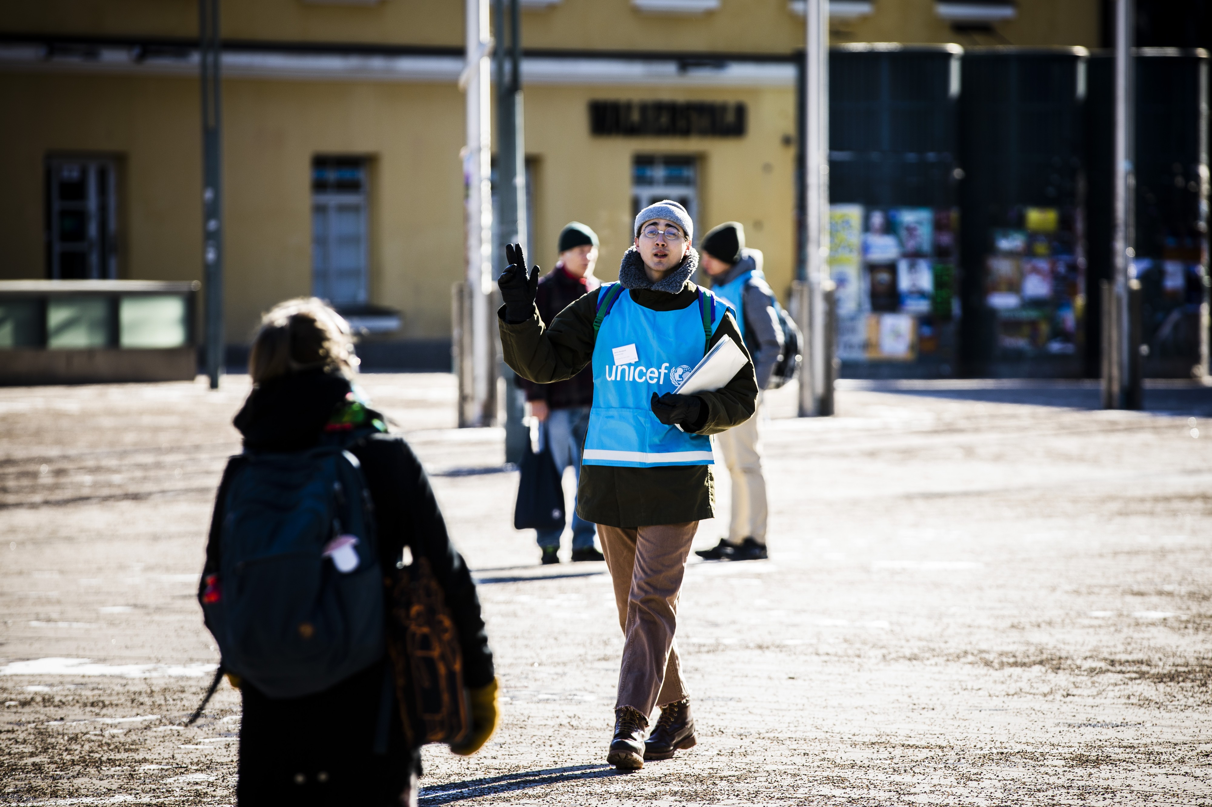 Feissarit eli esimerkiksi järjestöjen kuukausilahjoituksia ohikulkijoille markkinoivat rahankerääjät ovat tuttu näky yleisillä paikoilla. Unicefin varainkerääjä James Bendandi pysäytti alkuviikosta kävelijöitä Narinkkatorilla Helsingin Kampissa.