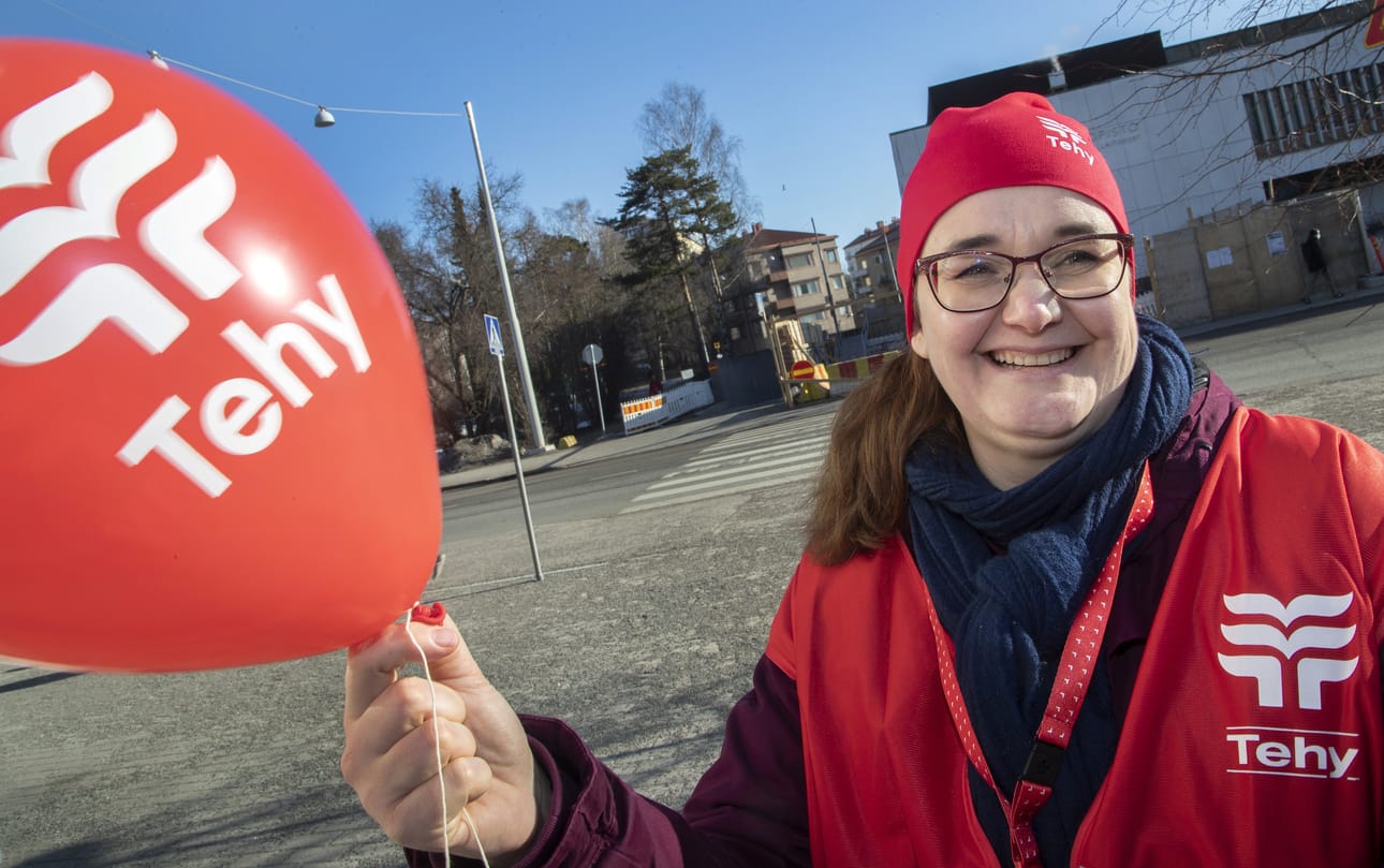 Meilahden sairaalassa työskentelevä sairaanhoitaja Mervi Klapuri-Kari toimi perjantaina lakkovahtina. Hänen mukaansa tunnelma on luottavainen. Hoitajat ovat vaatineet kunnollisia palkankorotuksia ja parannuksia työoloihin.