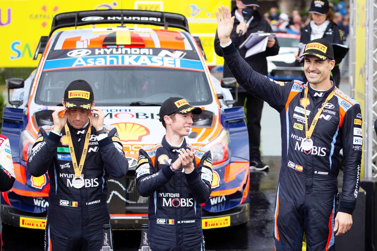Espanjalaiskuski Dani Sordoa (oik.) juhlittiin omin joukossa kuin voittajaa kolmossijasta. Voiton Hyundaille ajoi belgialainen Thierry Neuville kartturinsa Martijn Wydaeghen kanssa.