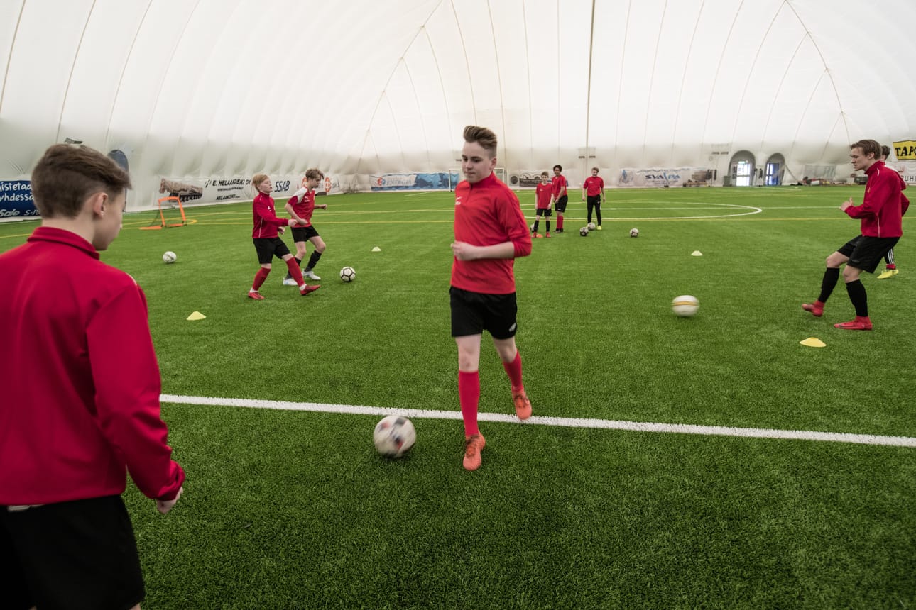 FC Raahen akatemia harjoittelee kuplahallissa.