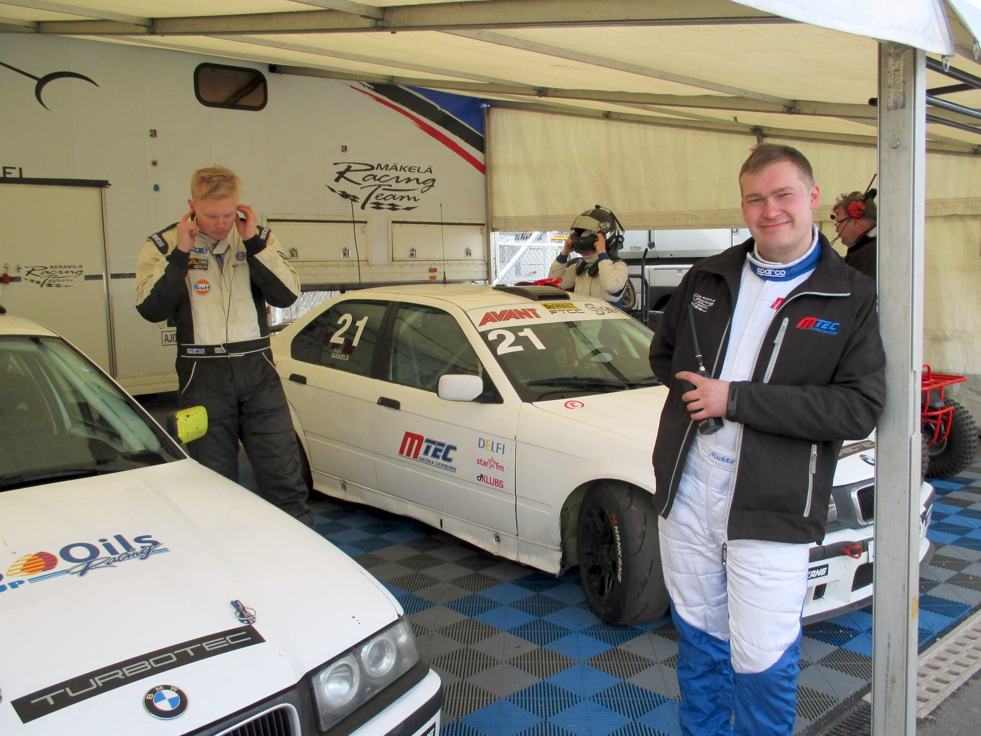 Mäkelä Racing Teamin Miikka Mäkelä (edessä) ajaa toista kautta kilpaa BMW Xtreme-luokassa yhdessä Marko Vähämäen kanssa. Kuvat Mäkelä Racing team