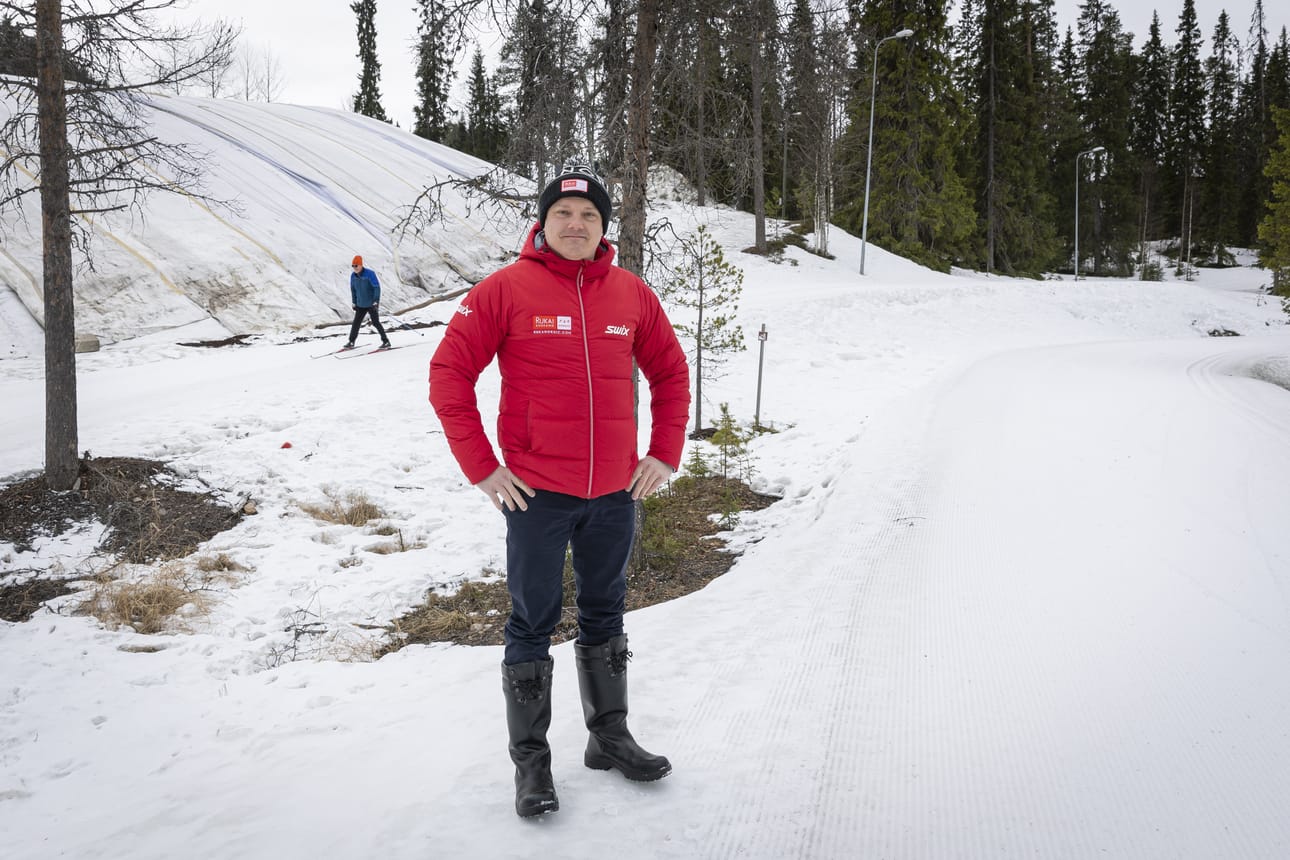 Harri Keskiaho on jättänyt tehtävänsä Ruka Nordicissa. Kuvassa Keskiaho Rukalla 23. huhtikuuta 2026, jolloin hän esitteli Rukan kisaladuille tulossa olevia muutoksia.