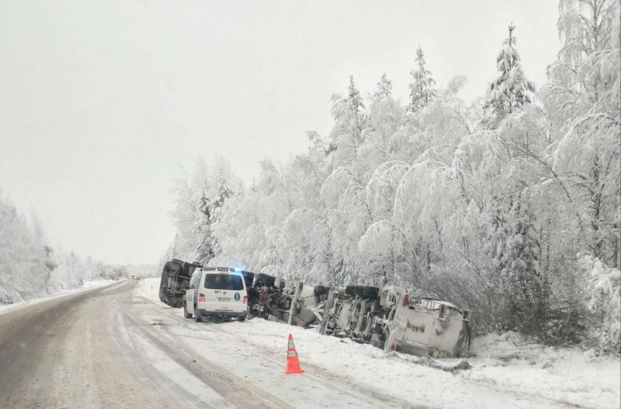 Rehulastissa ollut ajoneuvoyhdistelmä ajautui ojaan ja kaatui kyljelleen,