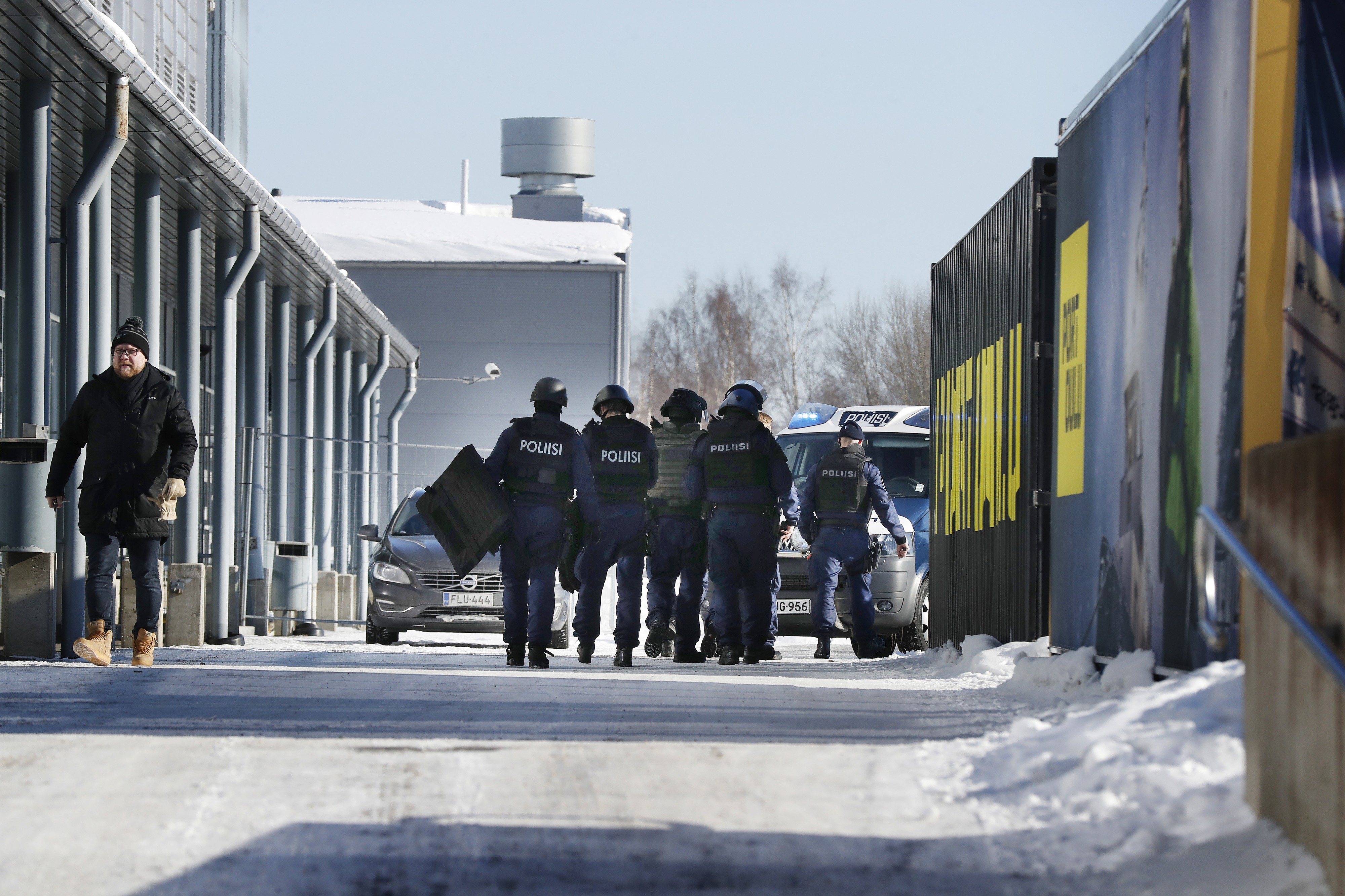 Raksilassa liikkui paljon raskaasti varustautuneita poliiseja viime viikon perjantaina, kun alueella liikkunut mies kehuskeli repussaan olevalla aseella. 