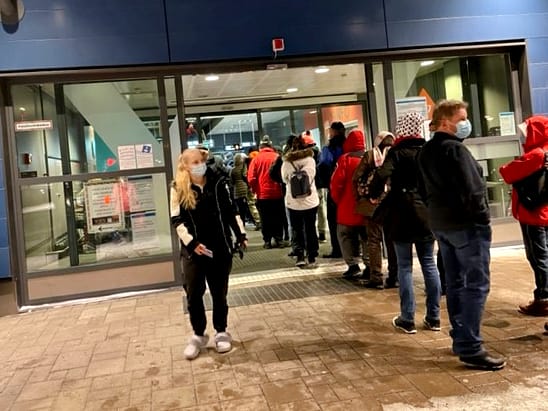 Jono koronarokotuksiin kiemurteli tiistaina y-talon ulkopuolelle.