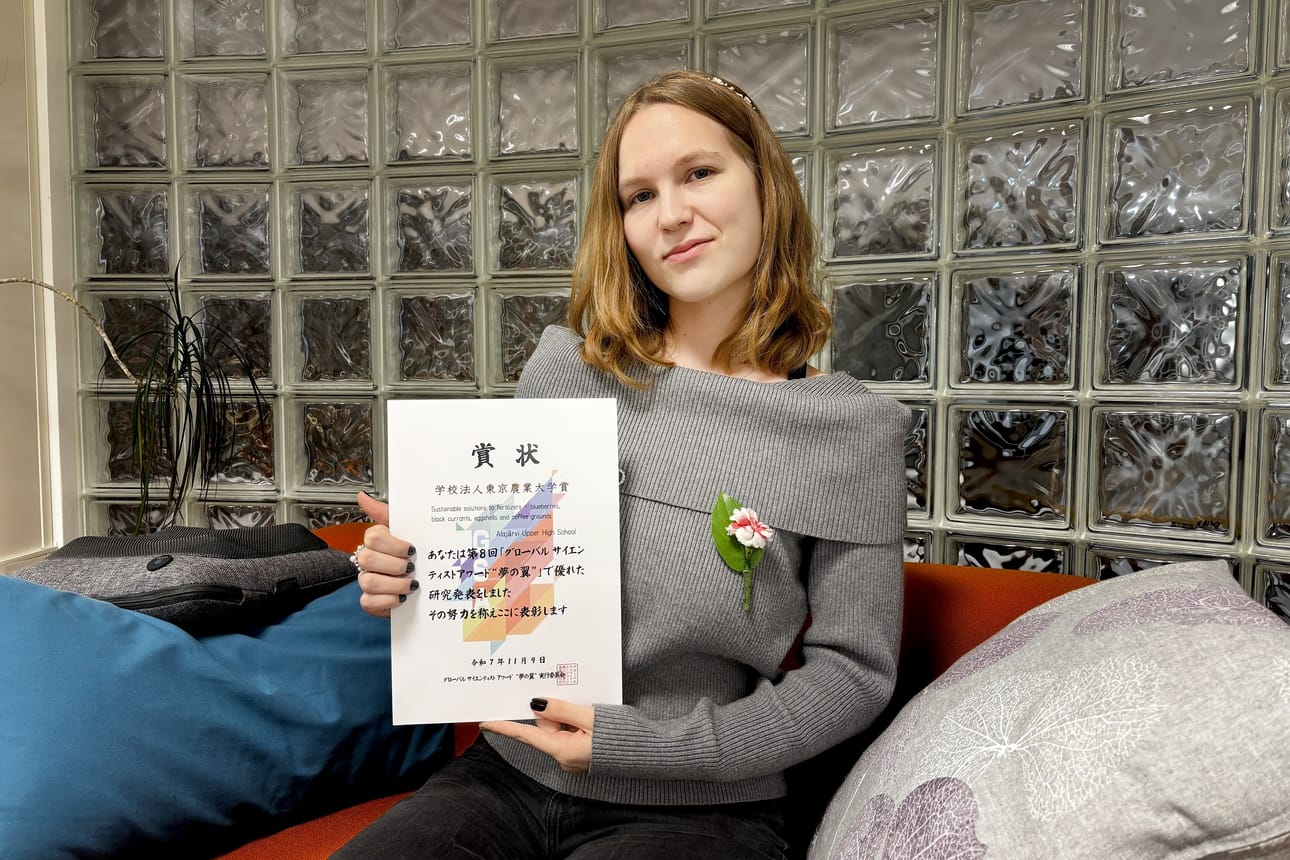 Sanja Hosionaho kävi osallistumassa Japanissa kansainväliseen tiedekilpailuun. Tuloksena lähes sadan osallistujan joukosta oli englanninkielisen lohkon voitto, jolla pääsi 11 parhaan finaaliin ja lopulta kunniamaininta.