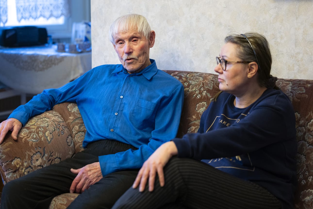Erkki Veijalainen on huojentuneena sohvalla ja kiittelee Pohjanmaan poliisia rahojensa takaisin saamisesta. Tytär Maarit Haka ja hänen miehensä olivat tärkeänä apuna rahojen saamiseksi takaisin.