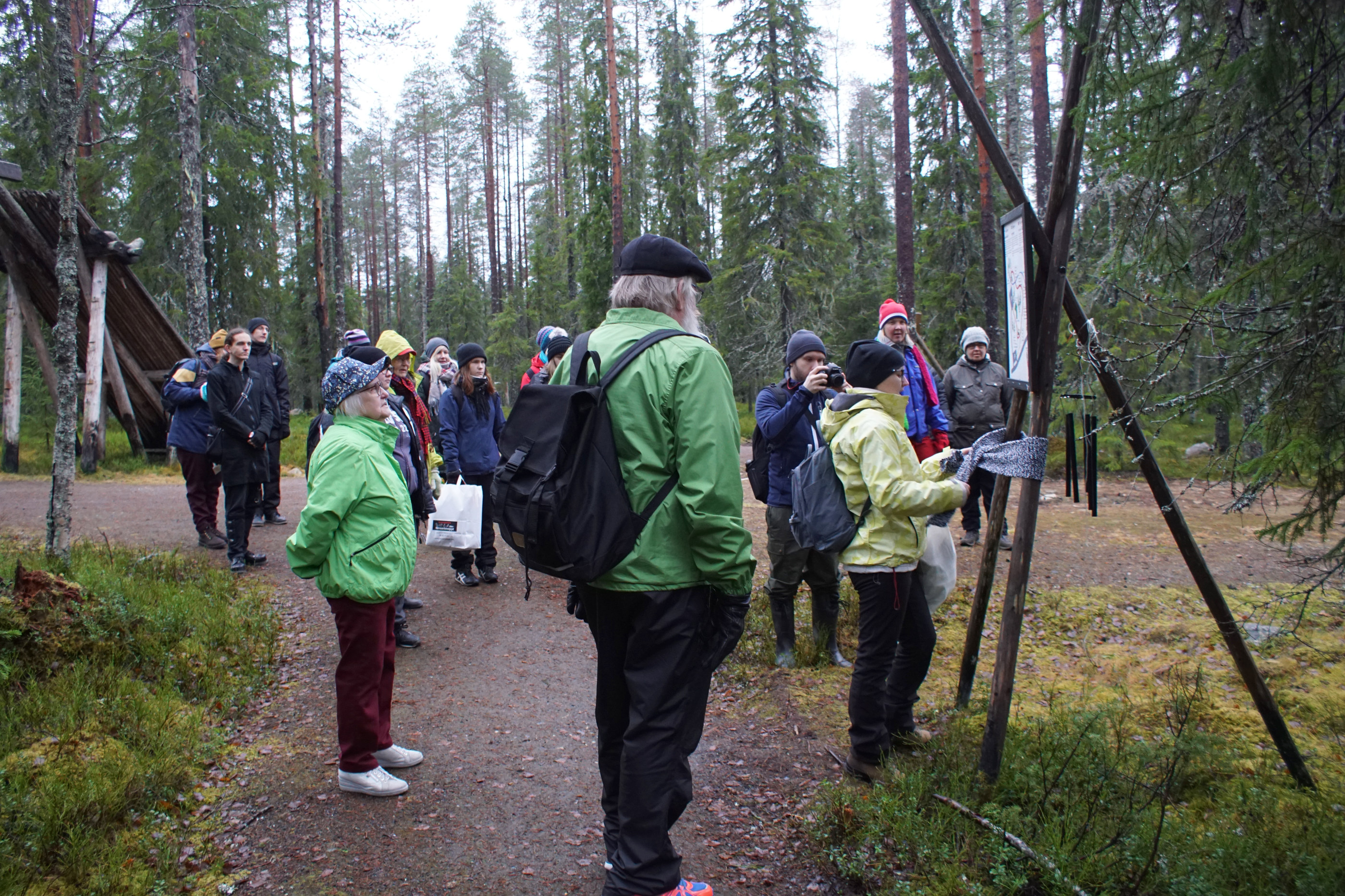 Luontopalveluiden, työpajan ja luontokummien yhteistoimin polun liinoitus lähti vauhtiin.