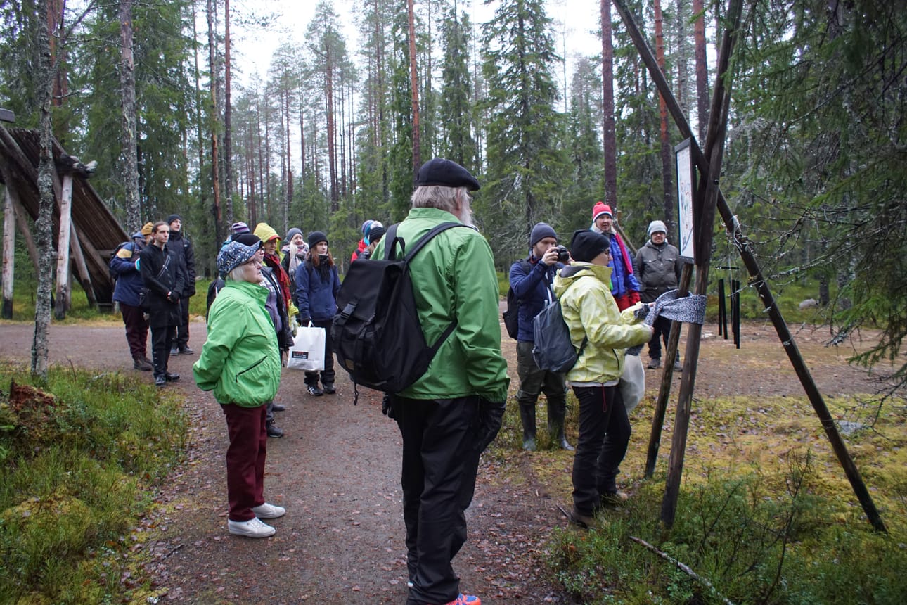 Luontopalveluiden, työpajan ja luontokummien yhteistoimin polun liinoitus lähti vauhtiin.