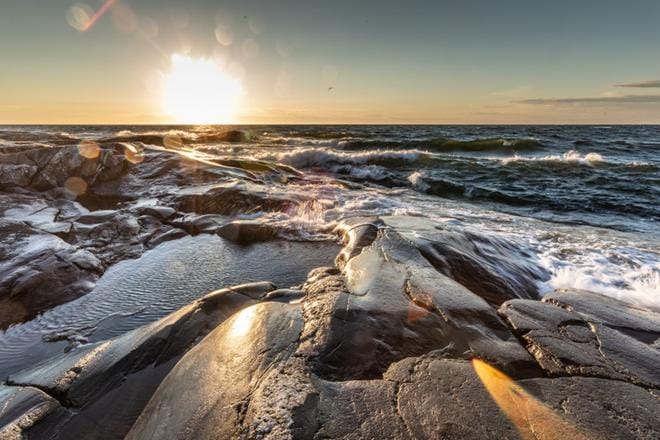 Meren takana on Ruotsi. Auringonlasku Kylmäpihlajalla saa väistämättä miettimään, ovatko ruotsalaiset todella varastaneet auringon, jos sitä ei seuraavana aamuna näykään.